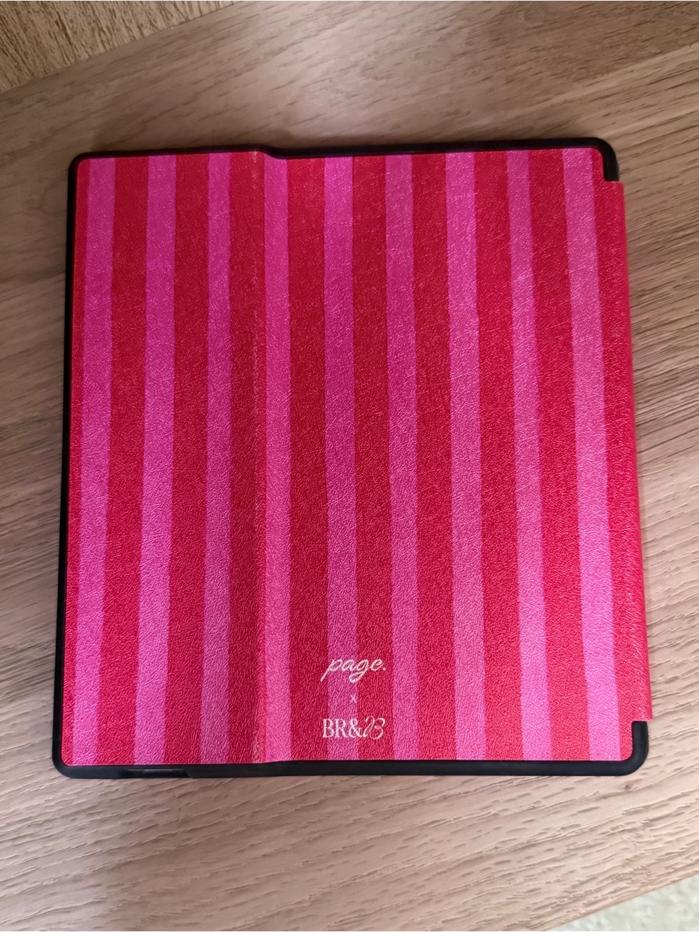 Amazon Kindle Oasis (Black) with USB Charging Cable - Picture 5 of 6